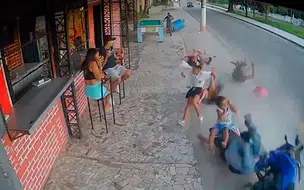 Video mostra Motociclista perdendo controle e atropela cinco pessoas em Jacareí