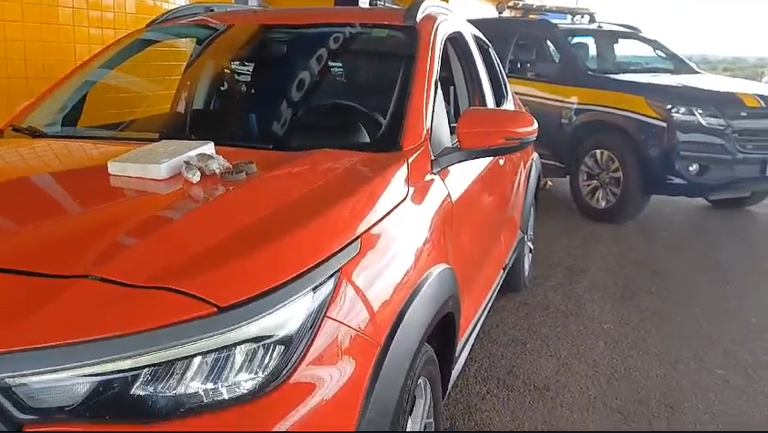 O carro conduzido pelo suspeito ainda possuía registro de roubo datado no dia 24/01/2023 em Recife(PE).