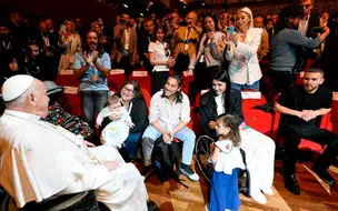 Papa critica consumismo, armas e preservativos em evento em Roma