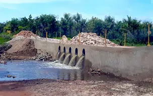 Prefeitura de Coivaras inicia manutenção de passagem molhada depois das chuvas