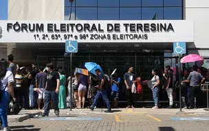 Eleitores fazem fila em frente ao TRE-PI para regularizar documentação