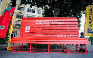 Teresina ganha Banco Vermelho em campanha contra o feminicídio