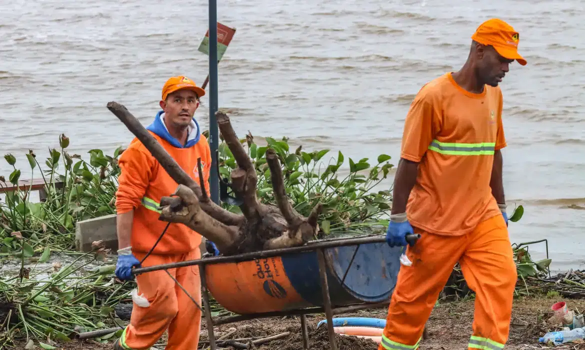 Com o recuo, muitas pessoas retornam a seus lares e comércios