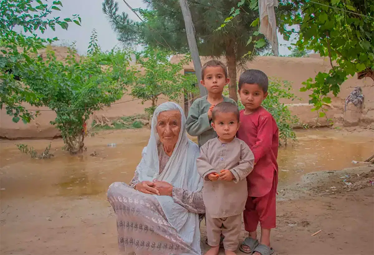 Em 16 de maio de 2024, Bigom, uma avó de 80 anos, estava com os seus três netos quando inundações repentinas atingiram a sua aldeia na província de Baghlan, no Afeganistão. Os netos de Bigom ficaram feridos nas enchentes e todas as suas ovelhas foram arrastadas e mortas.