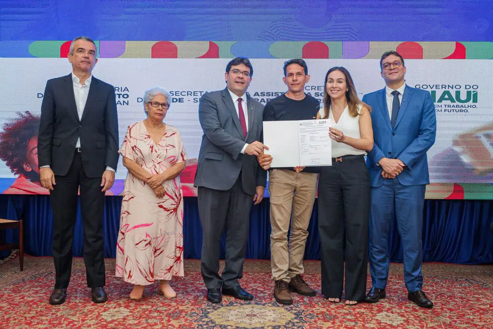 Na oportunidade, o governador realizou a entrega de certificados às entidades selecionadas pelo Sistema Estadual de Incentivo à Inclusão e Promoção Social (SEIPS).