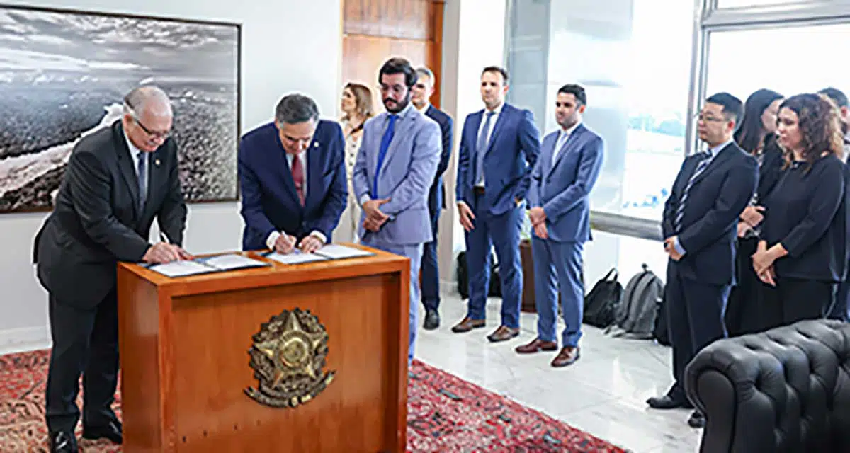 Participaram também da cerimônia de assinatura do pacto o vice-presidente do STF, ministro Edson Fachin, e os representantes das plataformas