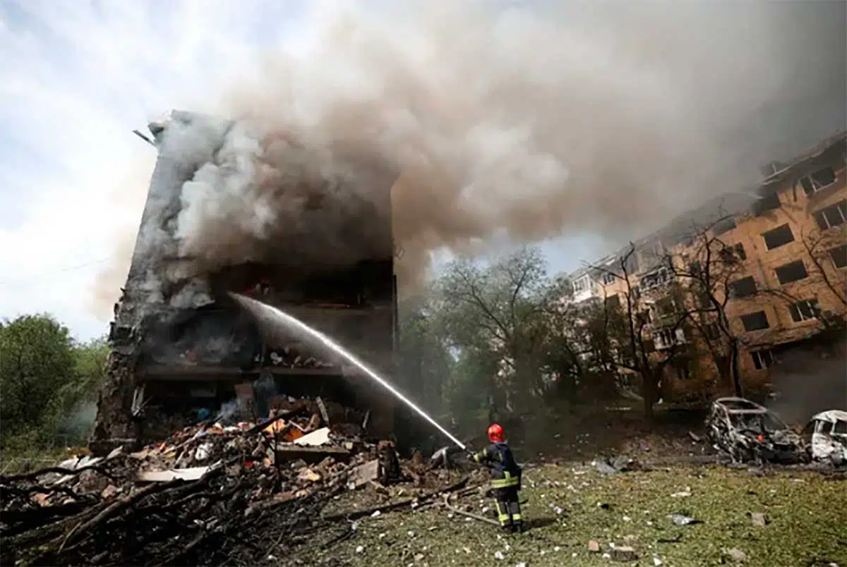 Bombeiros ucranianos trabalham para apagar incêndio em prédio residencial após ataque