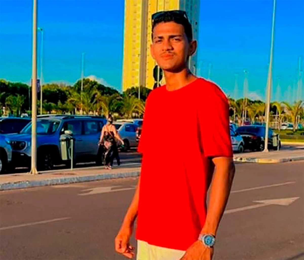 Charles de Andrade Medeiros, foi assassinado com um tiro próximo a um trailer no município de Manoel Emídio