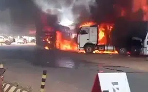 Ônibus pega fogo e populares tentam apagar as chamas com fezes em Teresina
