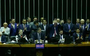 Câmara Federal aprova texto-base da reforma tributária com trava no IVA