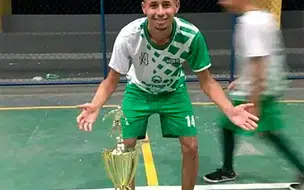 Vigilante pede que jovem se ajoelhe e o mata a sangue frio na frente dos colegas