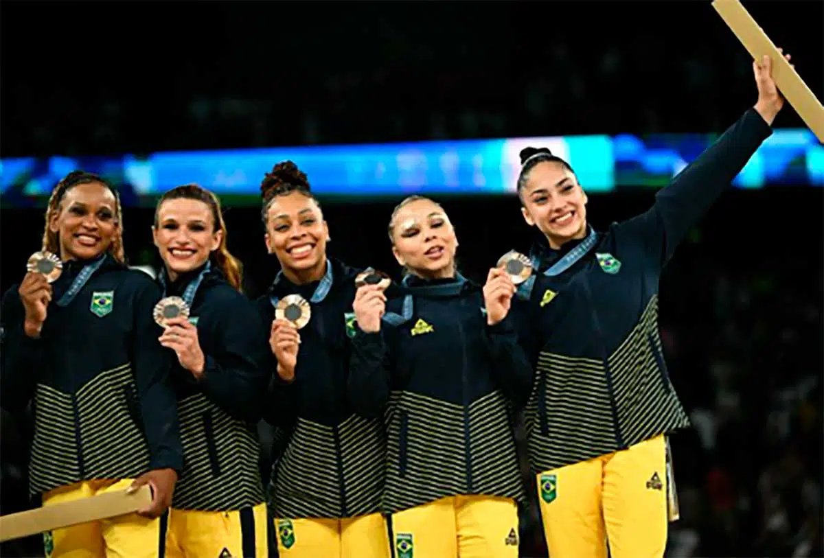 Rebeca Andrade, Flavia Saraiva, Jade Barbosa, Lorrane Oliveira e Julia Soares conquistaram o bronze para o Brasil