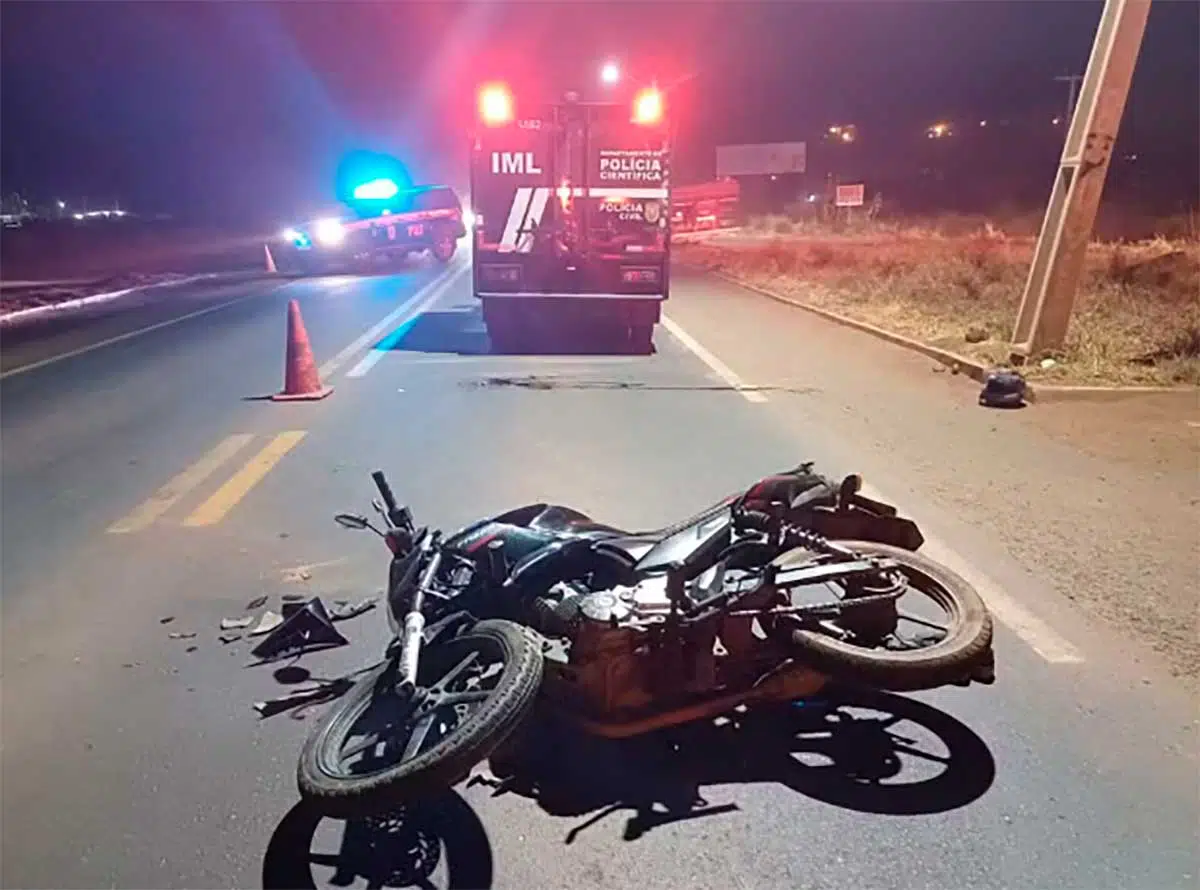 A motociclista que a vítima pilotava colidiu com um carro