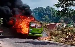 Coletivo fica completamente destruído após pegar fogo em Teresina