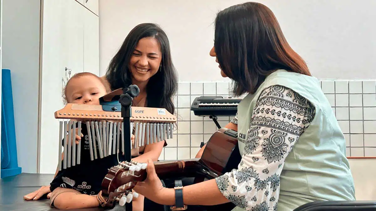 Celebrado em 15 de setembro, o Dia do Musicoterapeuta destaca a importância dessa prática que combina música e terapia para promover a saúde e o bem-estar