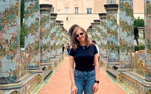 Turista é atingida por estátua que caiu de janela e acaba morrendo na Itália