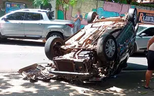 Automóvel fica de cabeça para baixo após colisão na zona sul de Teresina