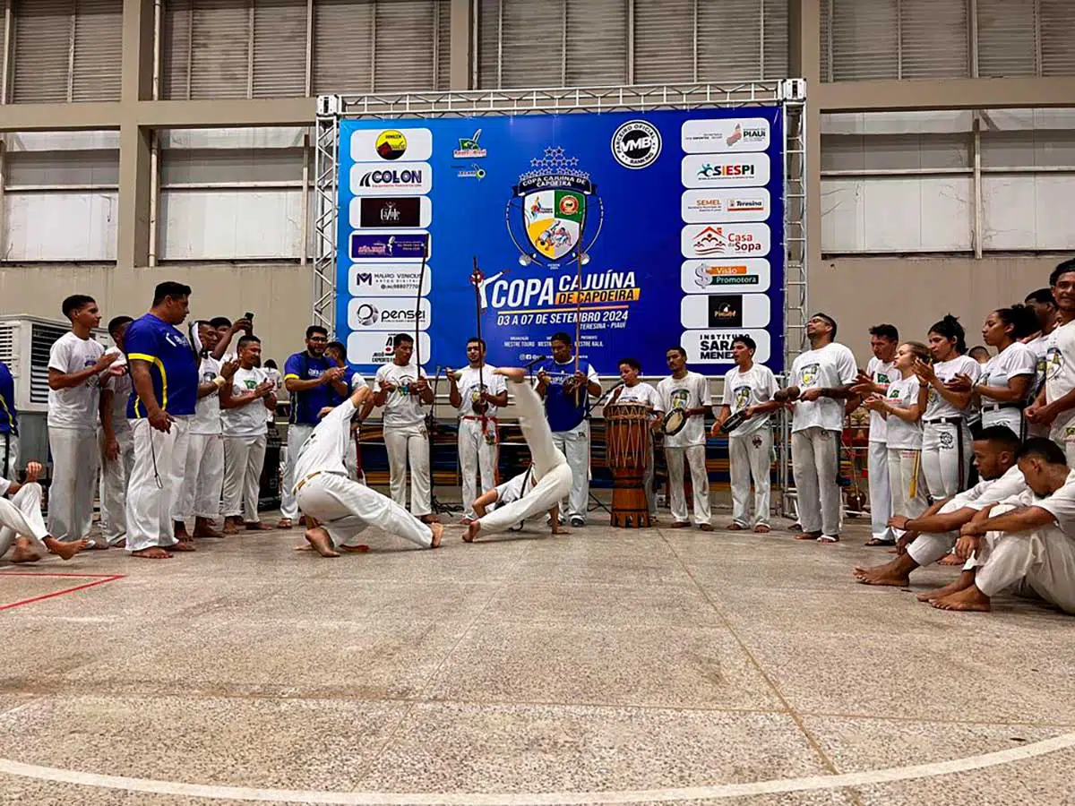 O evento contou com a participação de mais de 400 capoeiristas, distribuídos em 18 categorias, que variaram da dente de leite à máster.