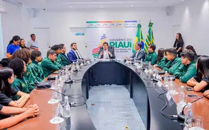 Estudantes piauienses que farão intercâmbio nos EUA se reúnem com governador