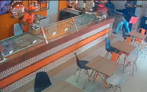 Entregador sofre atentado e é baleado na cabeça dentro de sorveteria em Teresina