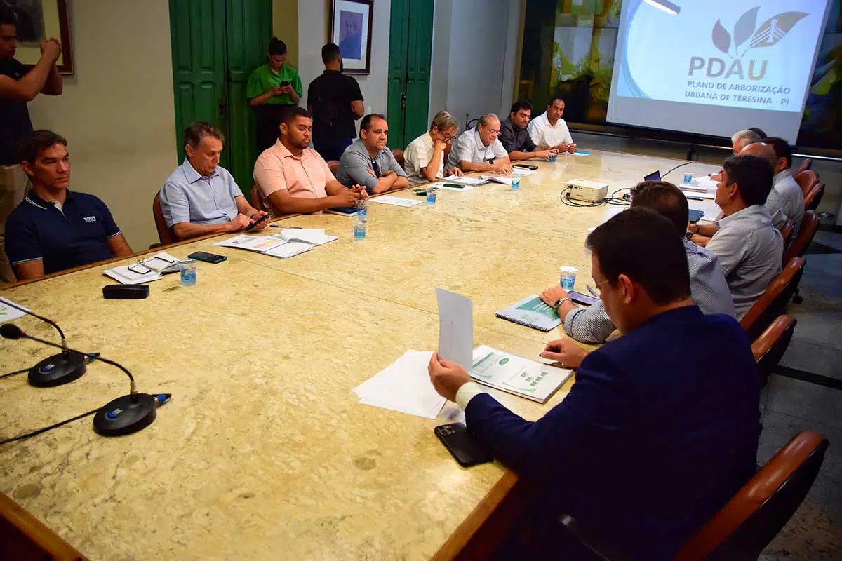 A reunião no Salão Nobre do executivo municipal teve a presença do prefeito Silvio Mendes, secretários e especialistas da área.