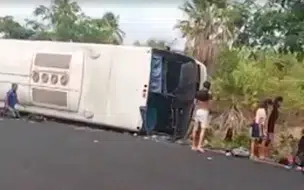 Passageiros ficam feridos após ônibus tombar na PI 223 entre Altos e Beneditinos