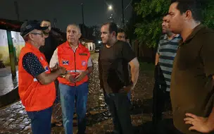 Defesa Civil dá assistência a família que teve casa comprometida após chuva