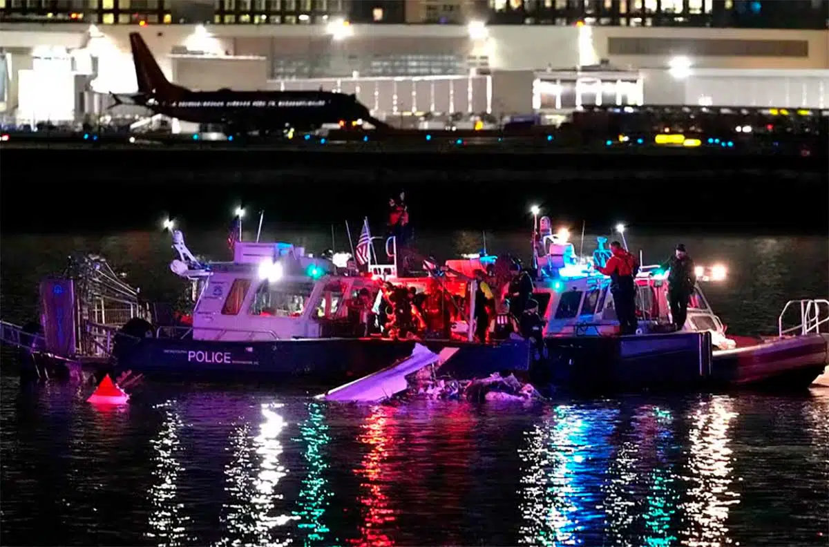 Equipes de resgate trabalharam a madrugada inteira em busca de corpos no Rio Potomac