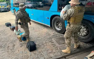 Passageiros de ônibus são presos em flagrante transportando drogas em Teresina