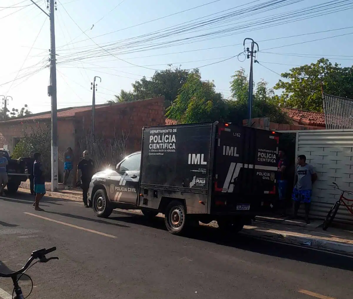 IML esteve no local para remover o corpo de uma das vítimas