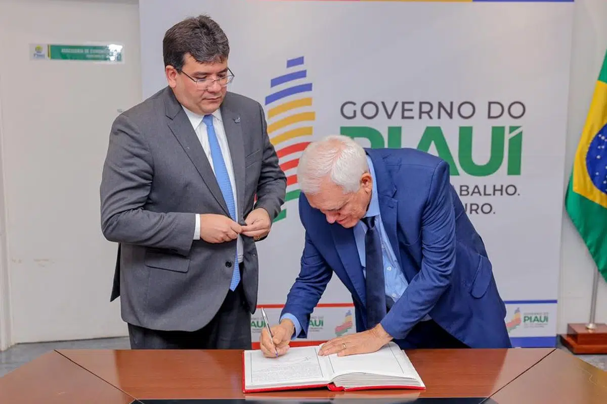 o governador Rafael Fonteles transmitiu o cargo para o vice-governador Themístocles Filho