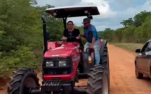 Prefeita anuncia a compra de novo trator para aração de terras em Pimenteiras