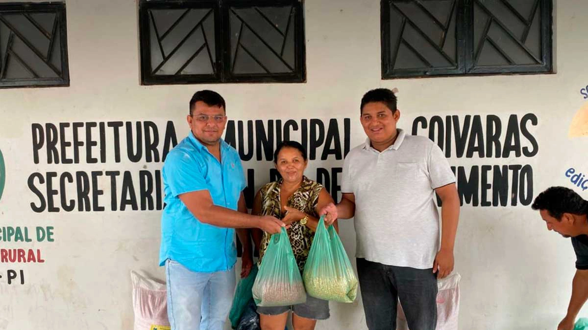 Prefeito João Mourão e o secretário de desenvolvimento rural Josieliton, durante a entrega das sementes