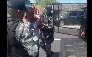 Populares agridem suspeito de atirar contra policial em assalto em Teresina