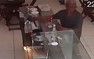 Homem é flagrado furtando celulares após pedir água em lanchonete de Teresina