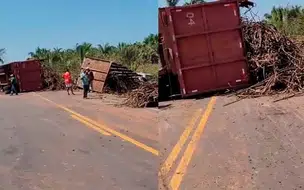Carreta carregada com cana-de-açúcar tomba e causa transtornos na PI-112