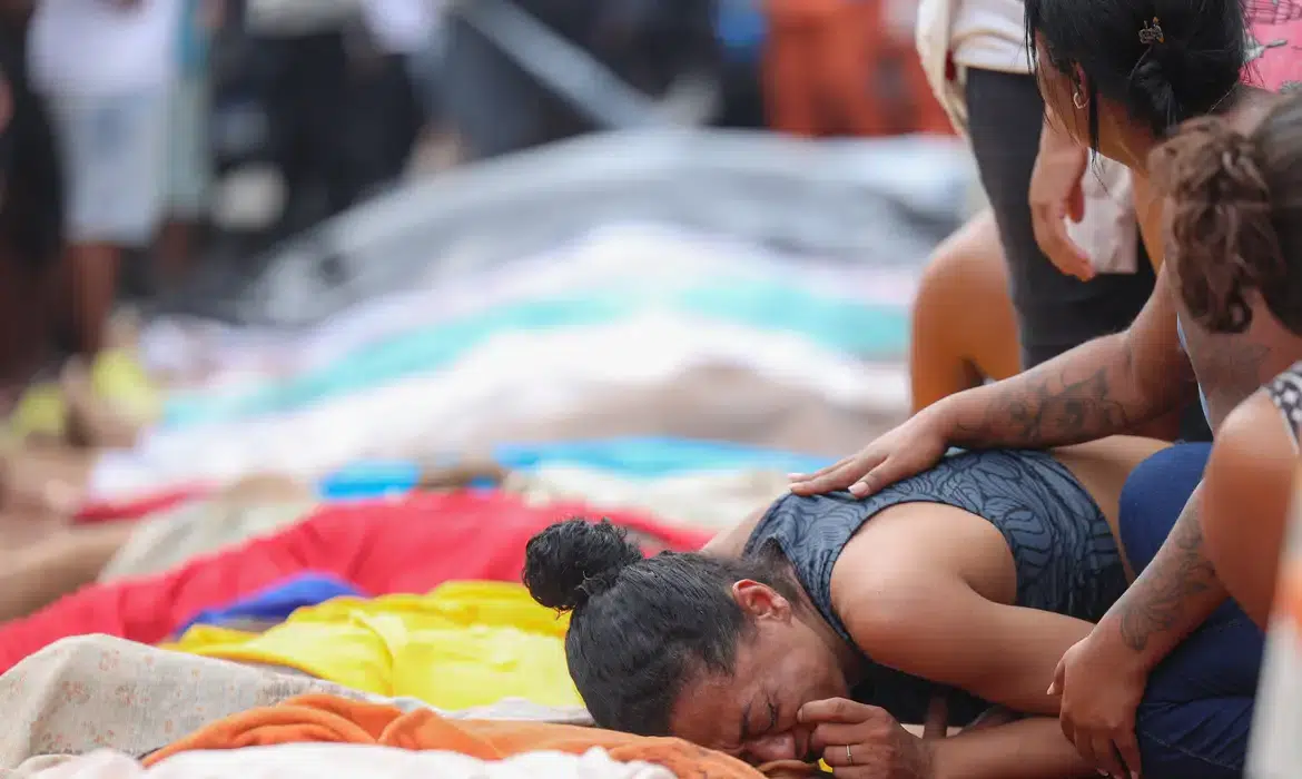 Corpos foram recolhidos por moradores