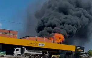 Incêndio de grandes proporções atinge revendedora de pneus na zona Sul de Teresina