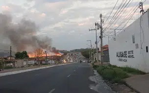 Incêndio de grandes proporções atinge terreno próximo a Ponte Anselmo Dias