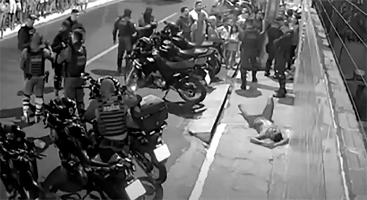 Motociclista ficou estirado no chão após o acidente