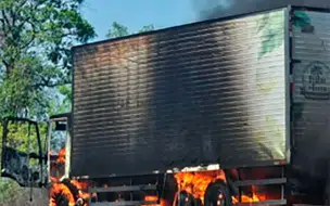 Caminhão com frutas fica totalmente destruído após pegar fogo na BR 343