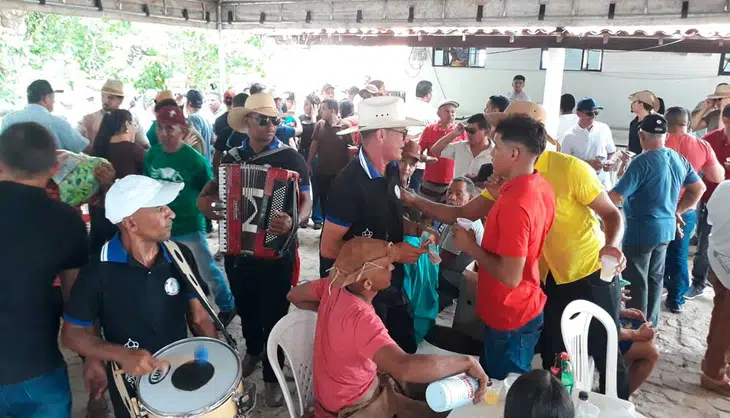Ao final da cavalgada, participantes se reuníram para um almoço na casa do vaqueiro