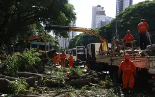 Ciclone deixa 800 mil moradores sem energia em São Paulo