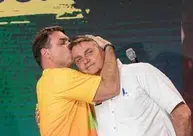 Bolsonaro pede liberação de visitas de Flávio na prisão domiciliar