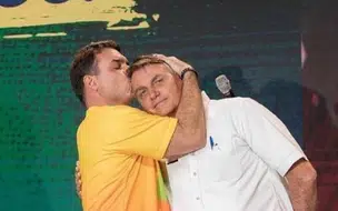 Flávio Bolsonaro oficializa candidatura com apoio do ex-presidente de Jair Bolsonaro