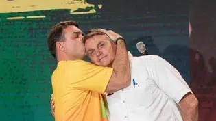 Flávio Bolsonaro oficializa candidatura com apoio do ex-presidente de Jair Bolsonaro