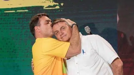 Bolsonaro pede liberação de visitas de Flávio na prisão domiciliar
