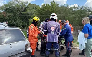 Idosa de 71 anos fica presa às ferragens após grave acidente na BR-343
