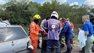 Idosa de 71 anos fica presa às ferragens após grave acidente na BR-343