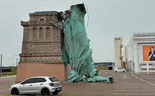 Vídeos mostram vento derrubando estátua da Havan durante temporal no RS